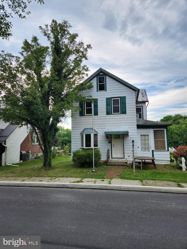 view of front of home featuring a front yard