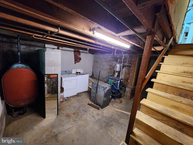 basement with washing machine and dryer