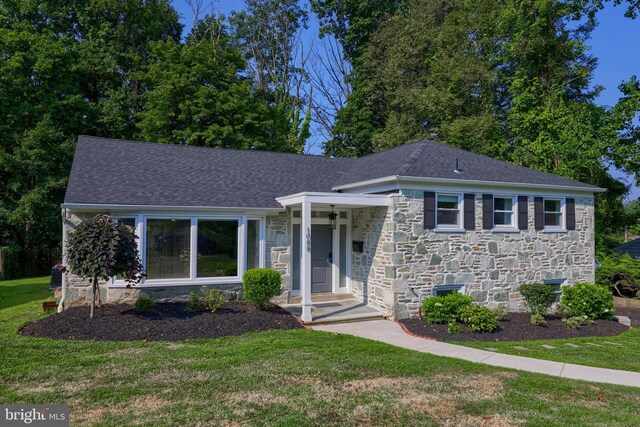 view of front of property with a front lawn