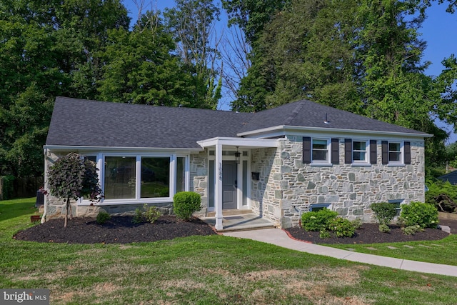 view of front of home featuring a front lawn