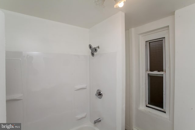 bathroom with shower / washtub combination