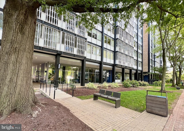 view of home's community featuring a lawn