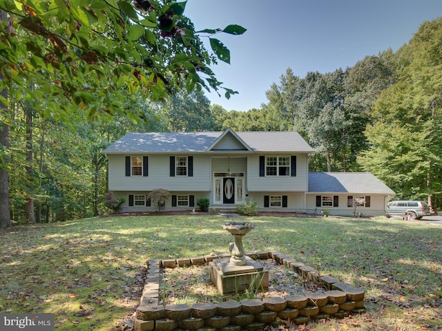 split foyer home featuring a front lawn