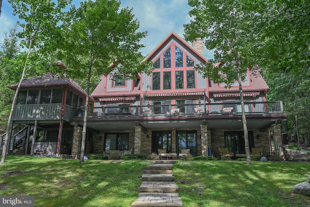 back of house featuring a lawn