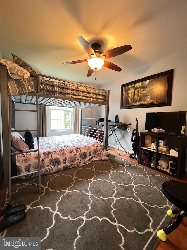 bedroom featuring ceiling fan