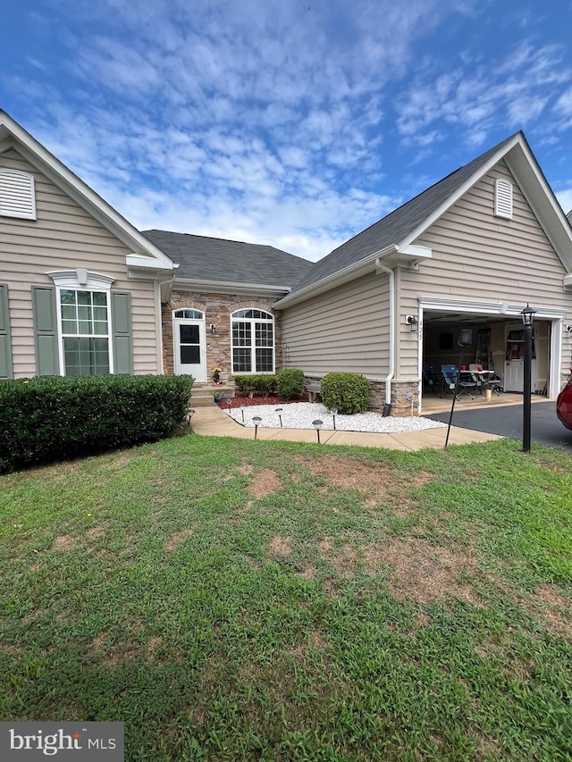 view of front facade featuring a garage and a front yard