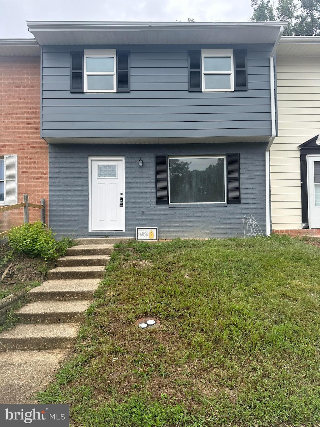 view of front of house with a front lawn