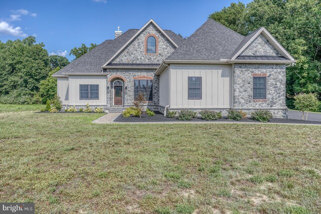 view of front of home featuring a front yard