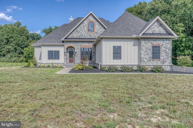 view of front of house featuring a front lawn