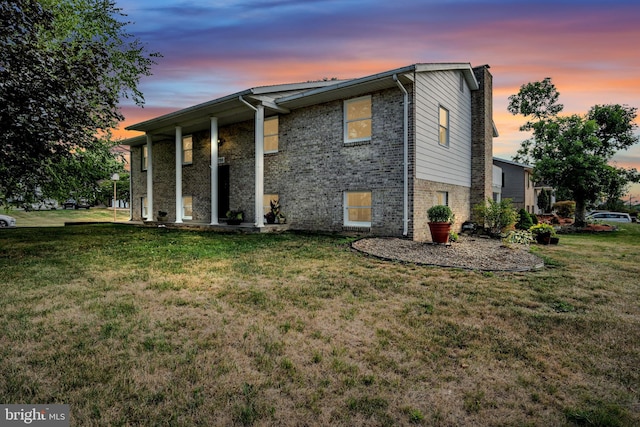 view of front of house featuring a lawn