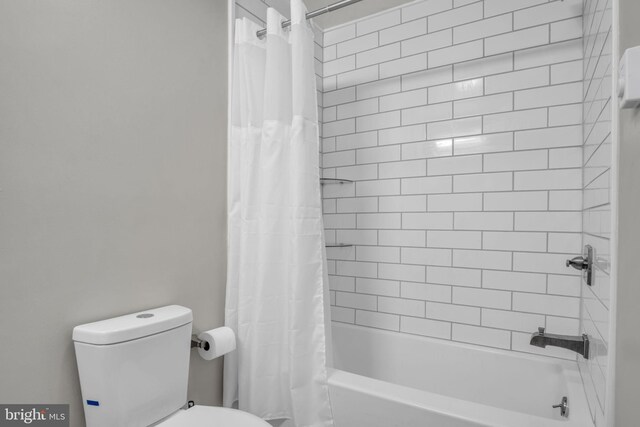 bathroom featuring toilet and shower / bath combo