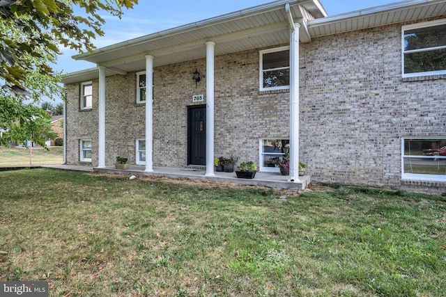 view of front facade featuring a front yard