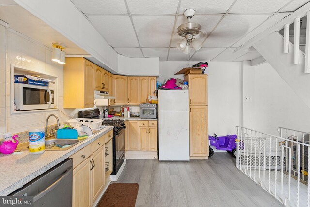 kitchen featuring white appliances, light hardwood / wood-style flooring, light brown cabinetry, a drop ceiling, and ceiling fan