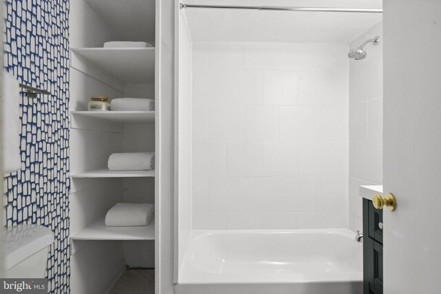 bathroom with vanity and tiled shower / bath combo