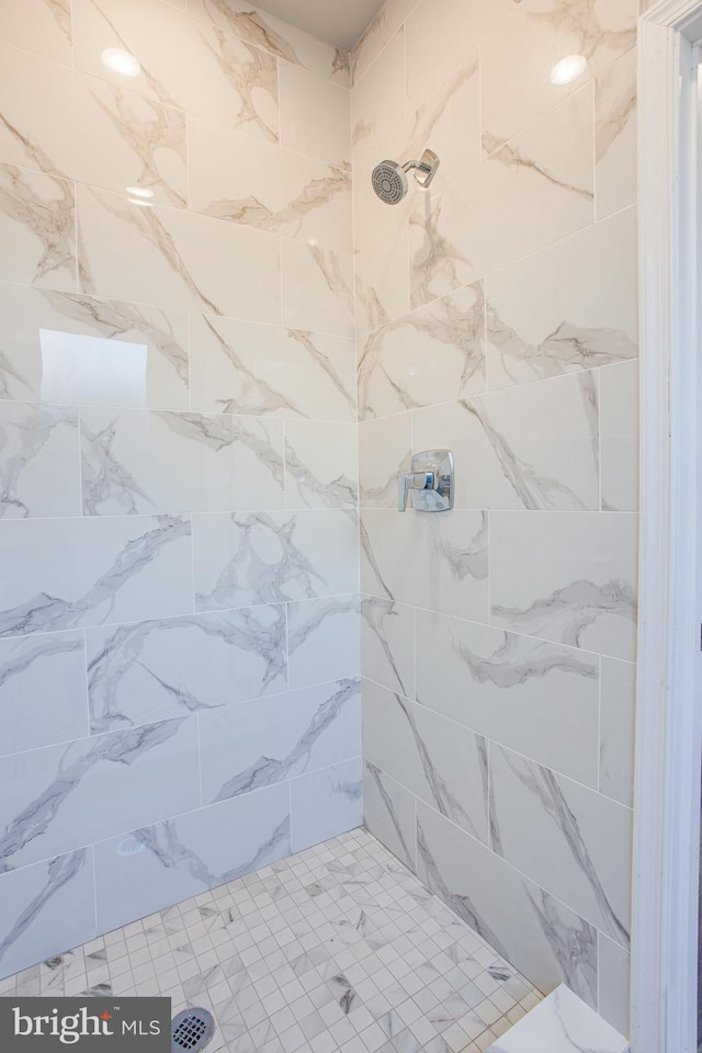 bathroom featuring a tile shower