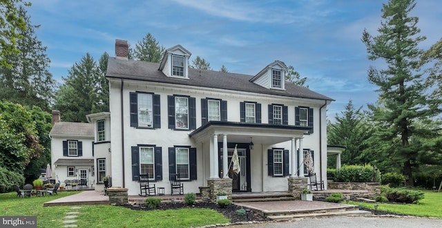 view of front of property with a front lawn