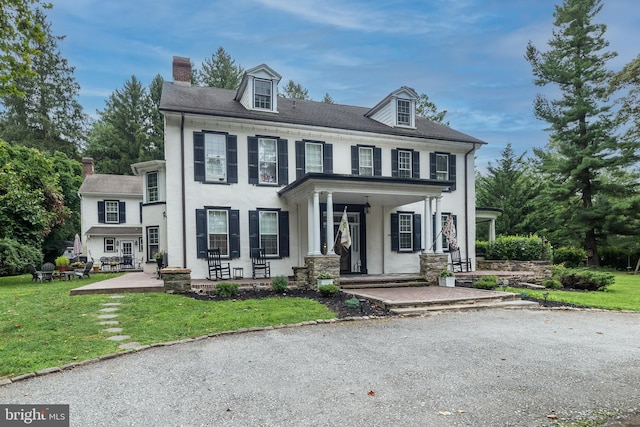 view of front of property with a front lawn