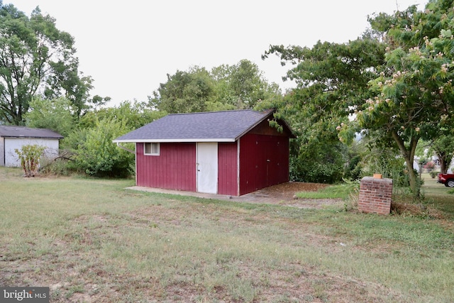 view of outdoor structure featuring a yard