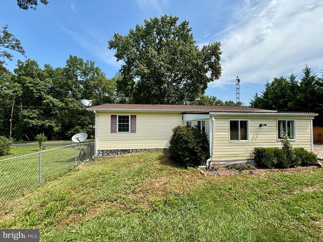 view of front facade with a front lawn