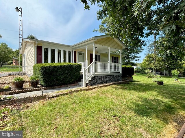 view of front facade with a front yard and covered porch