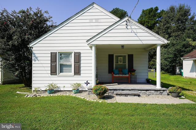 bungalow with a front lawn and covered porch