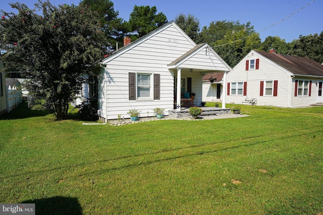 view of front facade featuring covered porch and a front yard