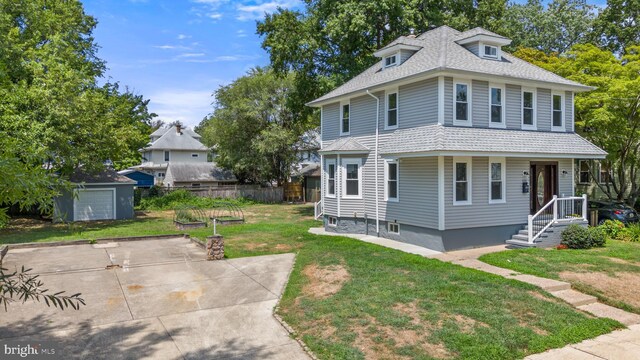 view of front of house featuring a front lawn