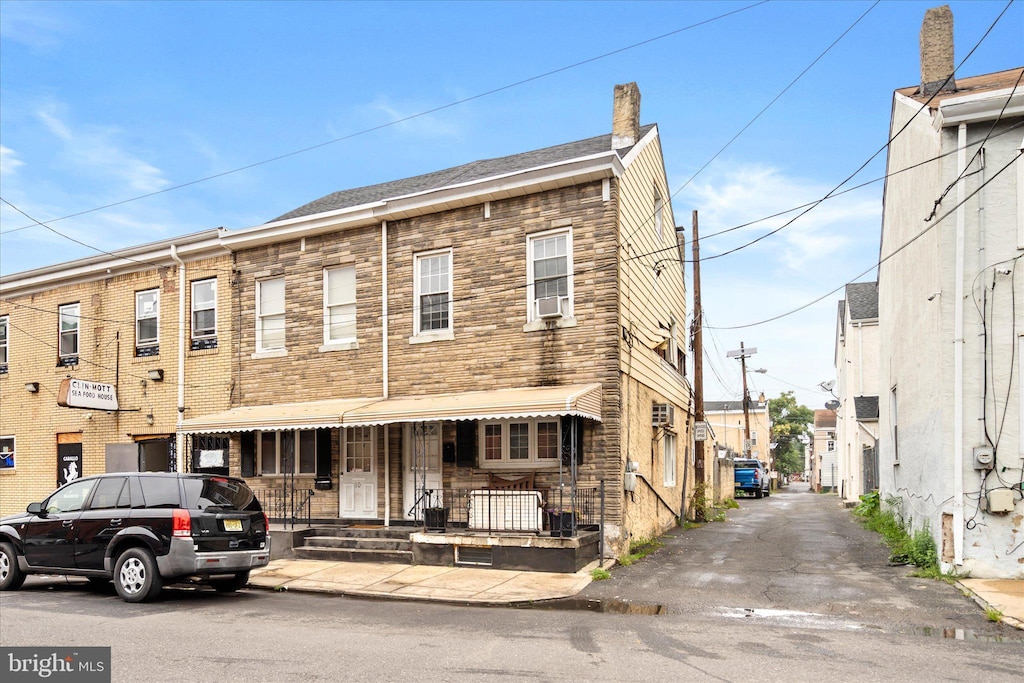 view of front of house featuring a porch