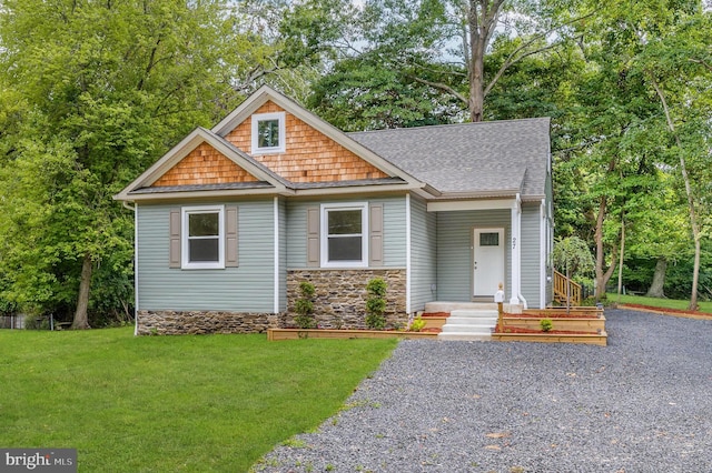 craftsman house featuring a front lawn