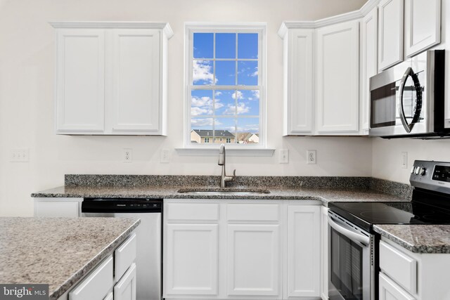 kitchen featuring a kitchen island, appliances with stainless steel finishes, dark hardwood / wood-style flooring, and white cabinets