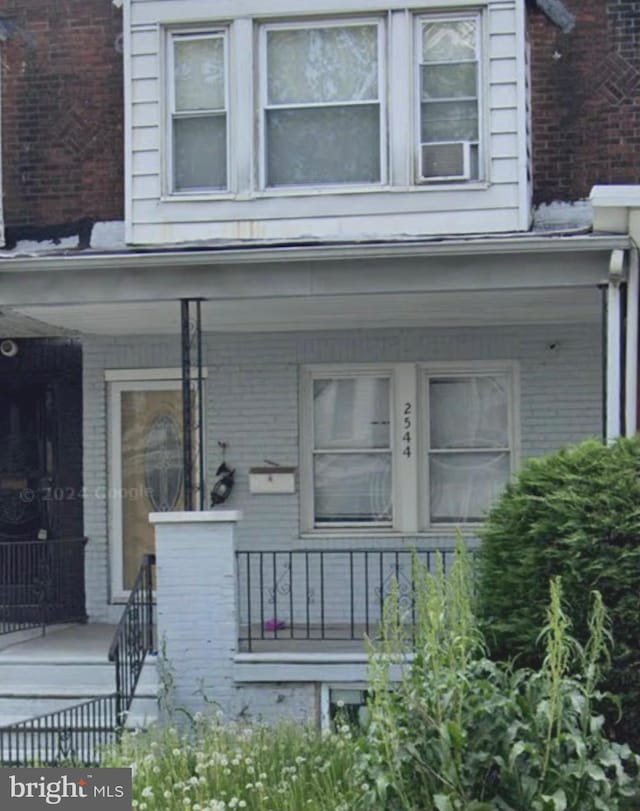 property entrance with covered porch