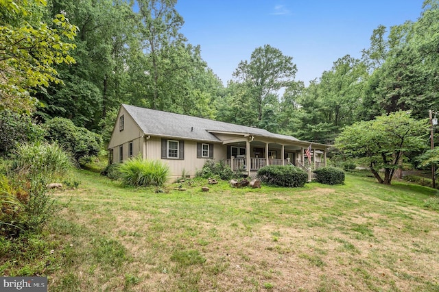 view of front of property featuring a front yard and covered porch