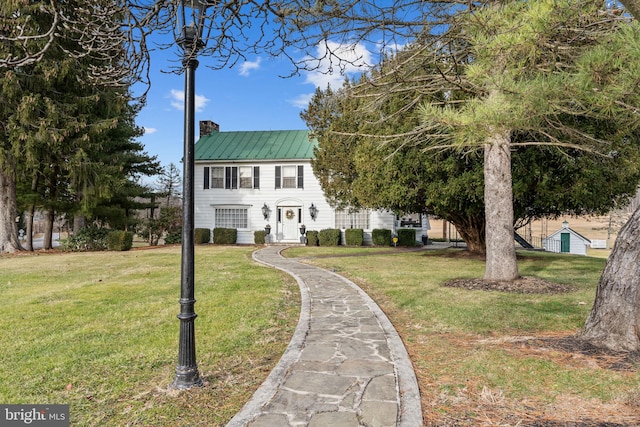 colonial home featuring a front yard