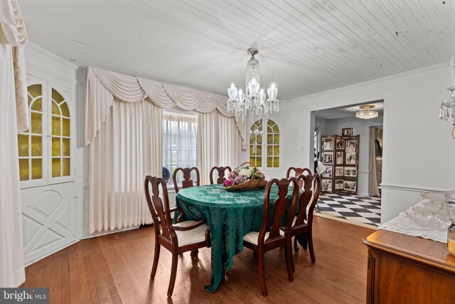 dining room featuring a notable chandelier, crown molding, and hardwood / wood-style floors