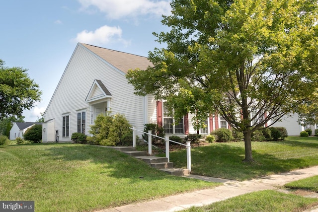 view of front facade with a front yard