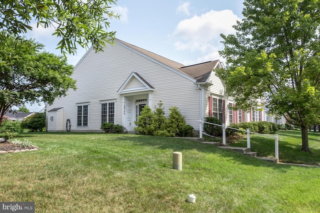 view of front of property featuring a front yard