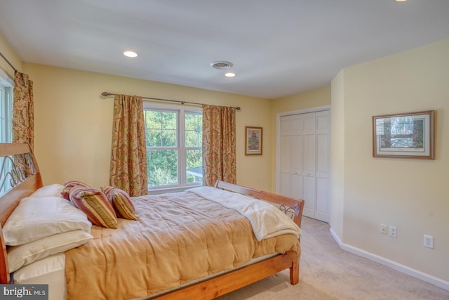 bedroom with light carpet, baseboards, visible vents, a closet, and recessed lighting