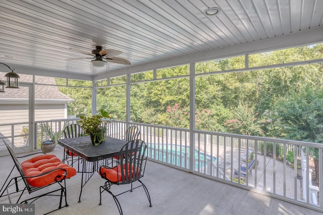 sunroom with ceiling fan