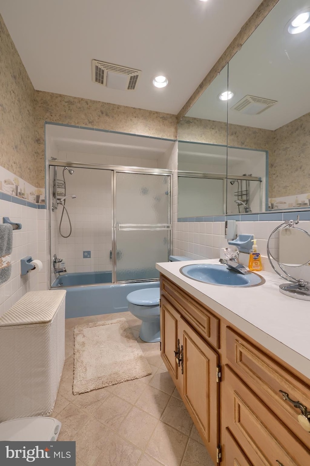 full bathroom featuring toilet, vanity, visible vents, and wallpapered walls