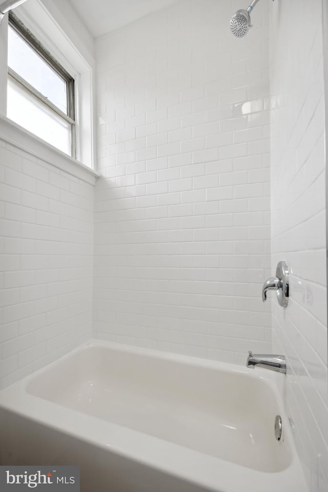 bathroom with tiled shower / bath combo