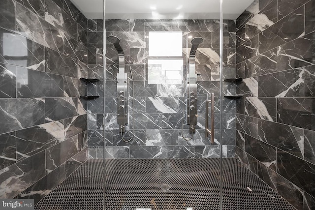 bathroom featuring tiled shower