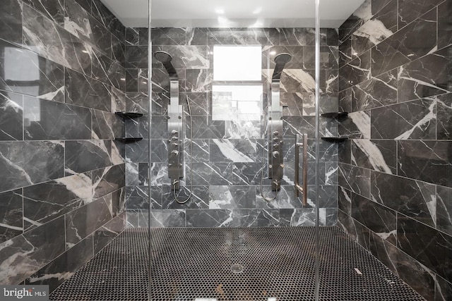 bathroom featuring a tile shower