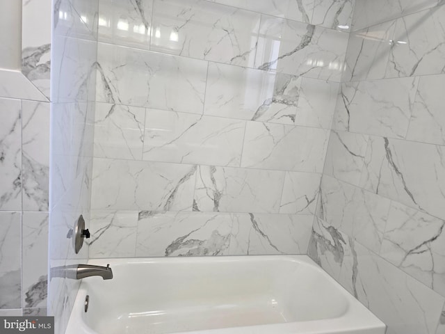 bathroom featuring tiled shower / bath