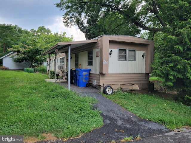 manufactured / mobile home featuring a front lawn