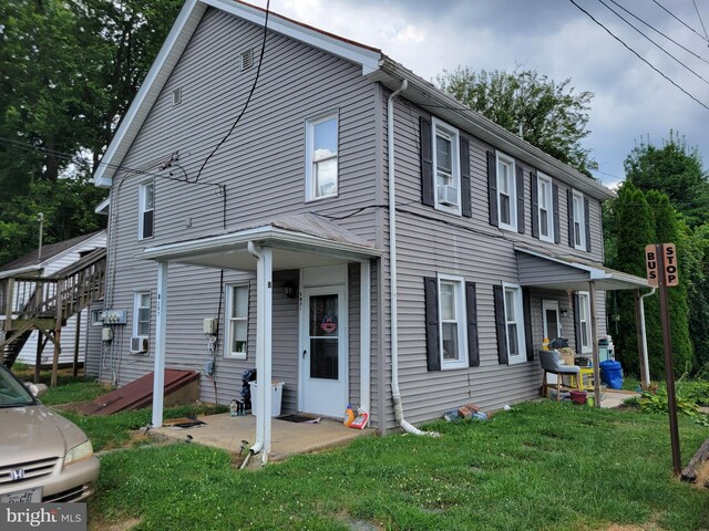 view of front of home with a front lawn