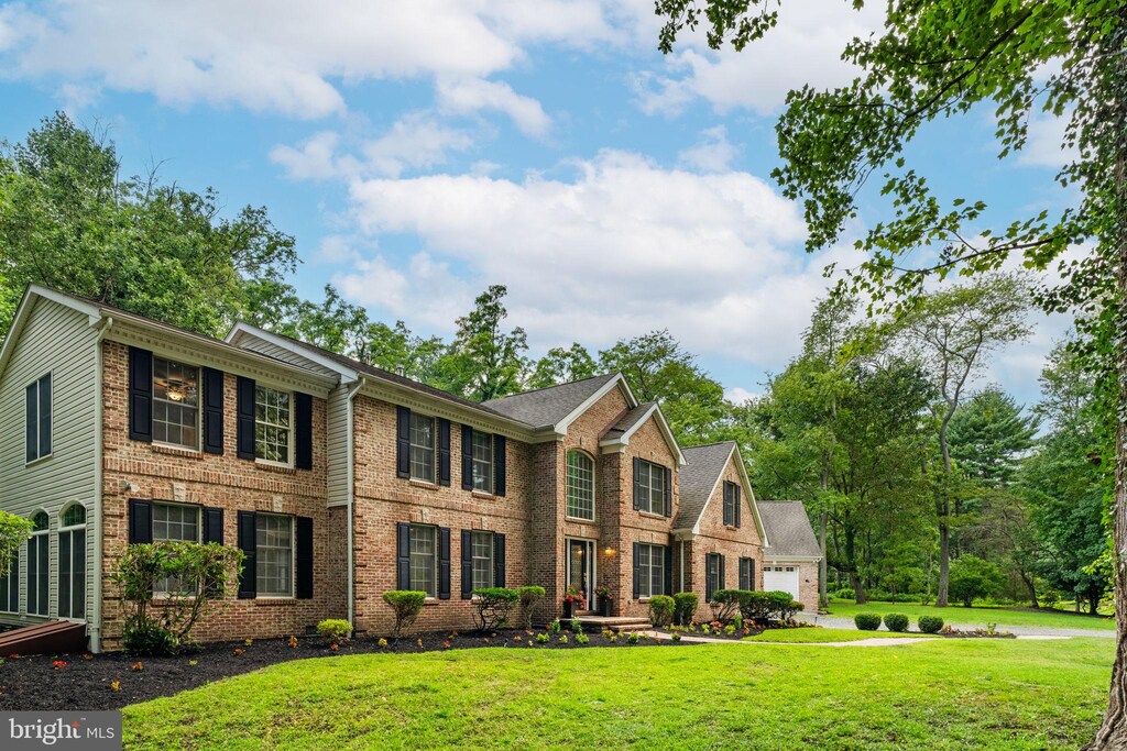 view of front of home featuring a front lawn