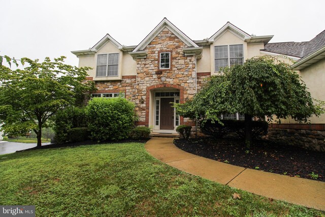 view of front of property featuring a front yard