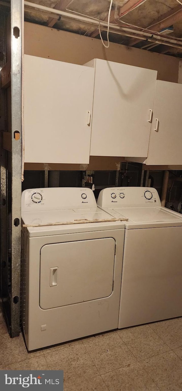 washroom featuring cabinets and washing machine and dryer