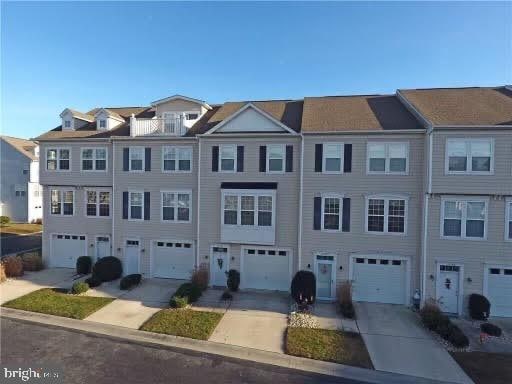 townhome / multi-family property featuring a garage