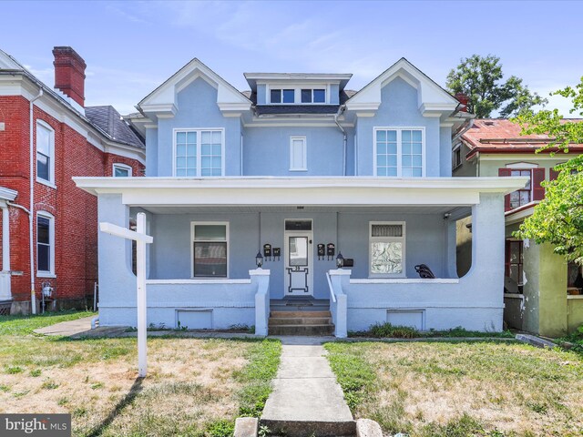 view of front facade featuring a porch and a front lawn